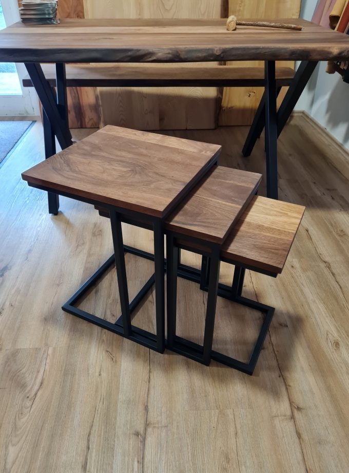 3'er Set Beistelltisch aus Nussbaum